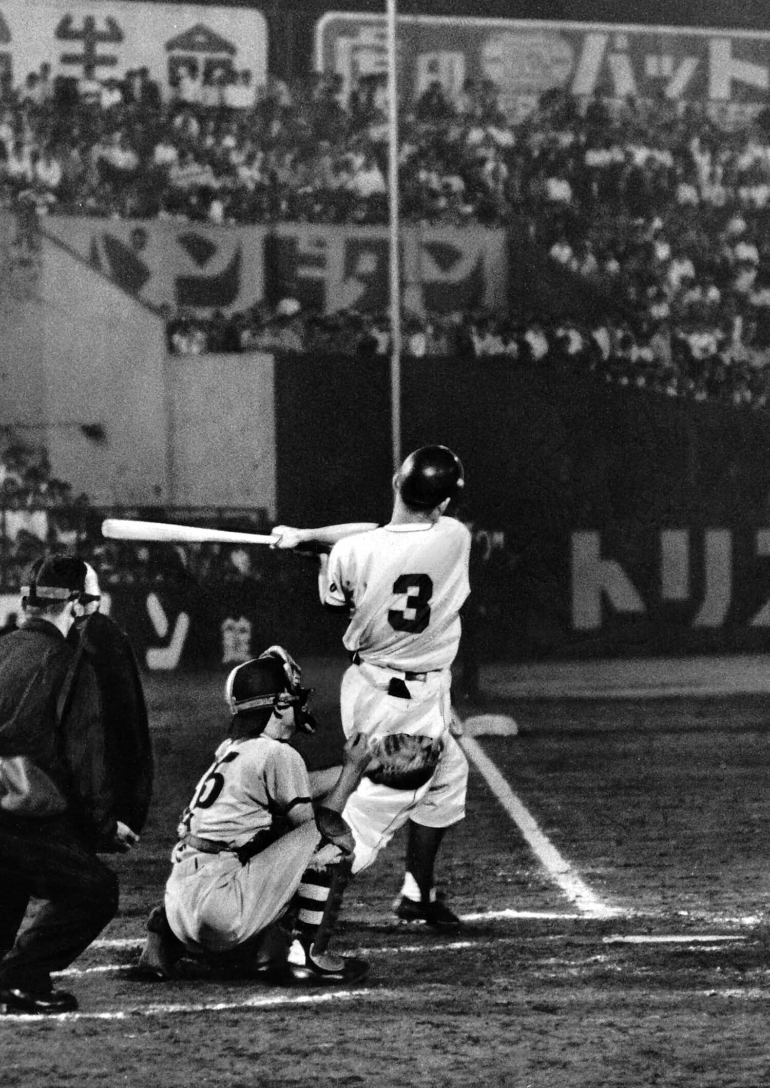 レフトポール際に叩き込んだ長嶋のサヨナラ本塁打　©Sankei Shimbun