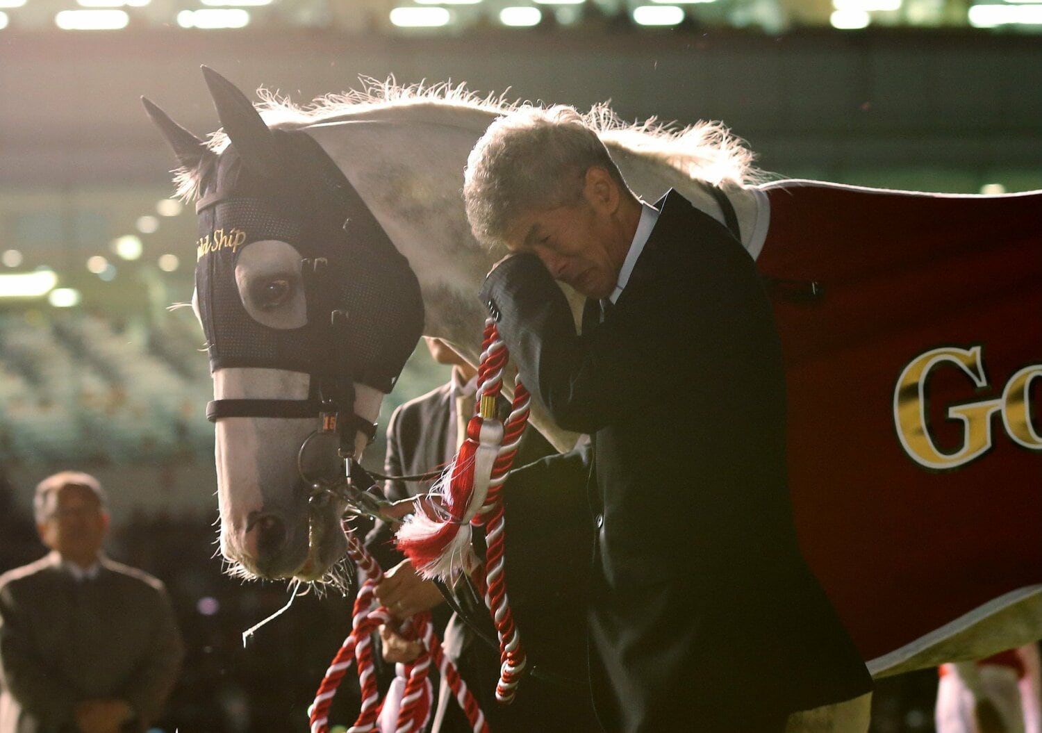 レース後に引退式を行ったゴールドシップ。一緒に歩いた今浪厩務員は涙が止まらなかった　©JIJI PRESS