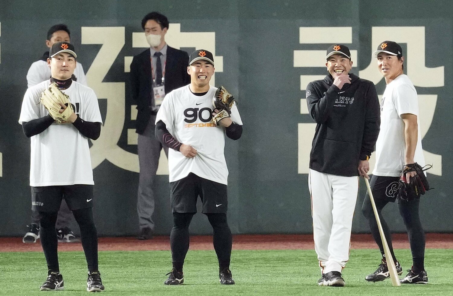 開幕前に笑顔で阿部監督の横に立つ浅野　©︎KYODO