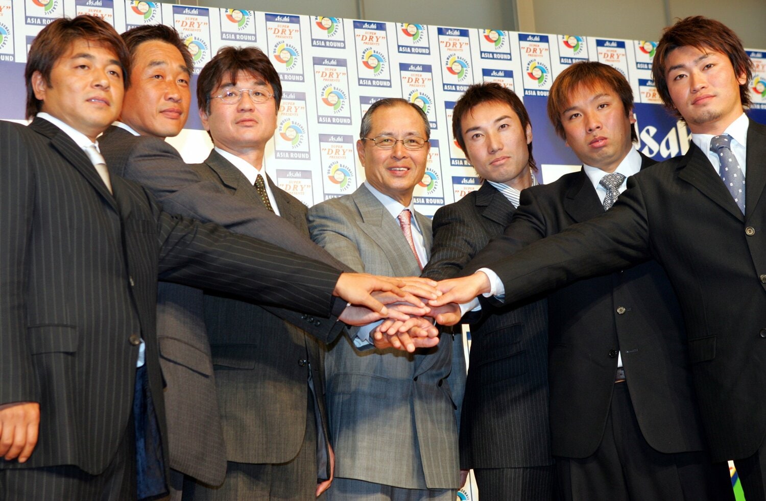 2006年第1回のWBC。投手コーチとして王貞治監督を支えた武田氏(写真左) ©AFLO