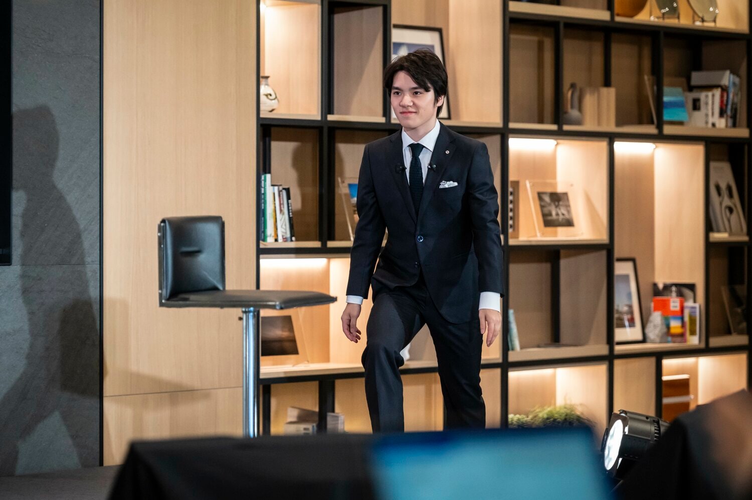 5月14日、会見会場に登場する宇野昌磨