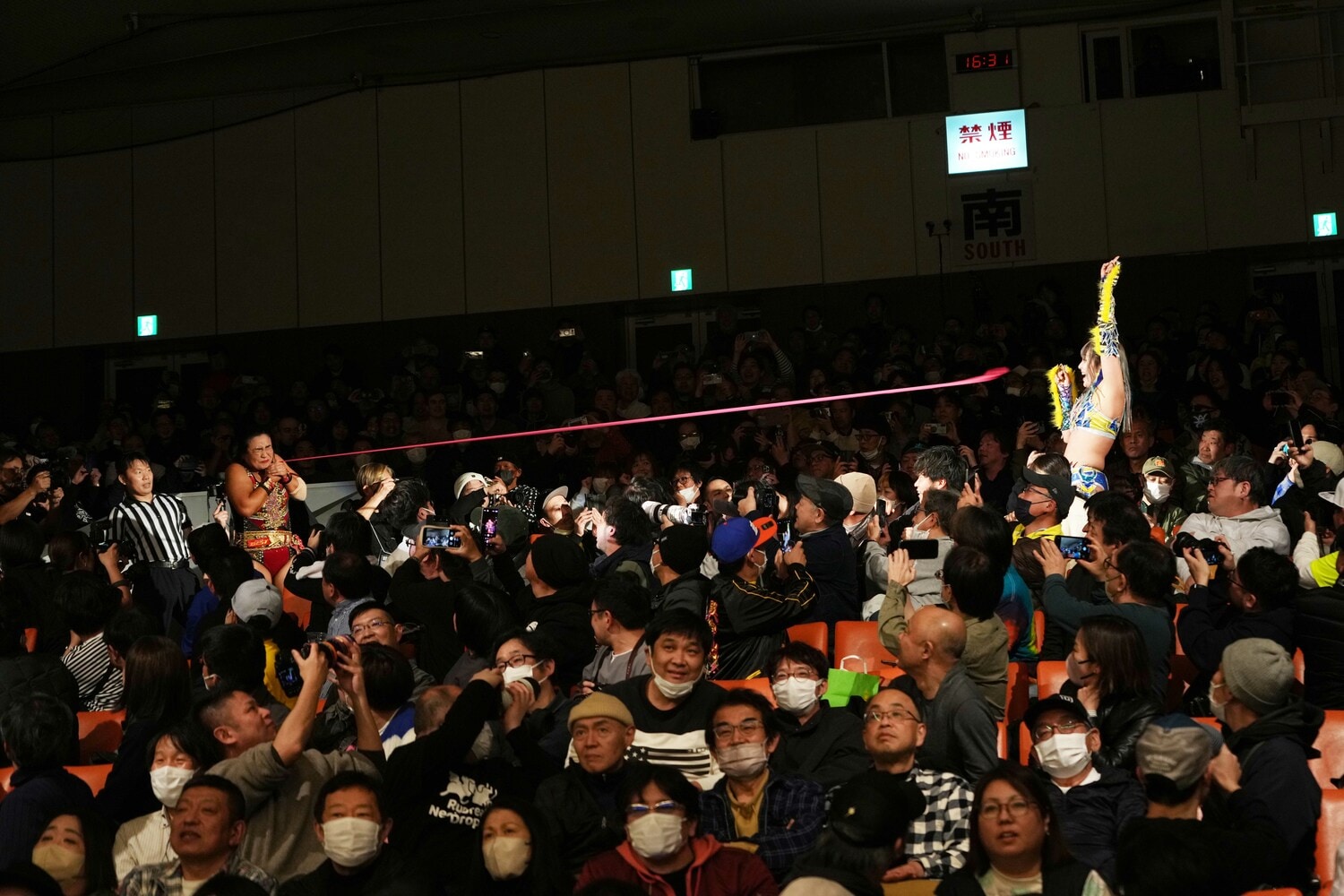 ウナギ・サヤカのゴムパッチン攻撃が里村明衣子を襲う　©Essei Hara