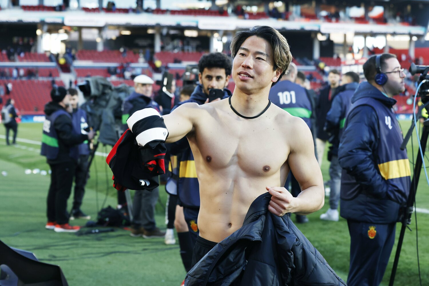 試合後、ユニフォームを脱いでファンに感謝を告げる浅野(全3枚中の1枚目)