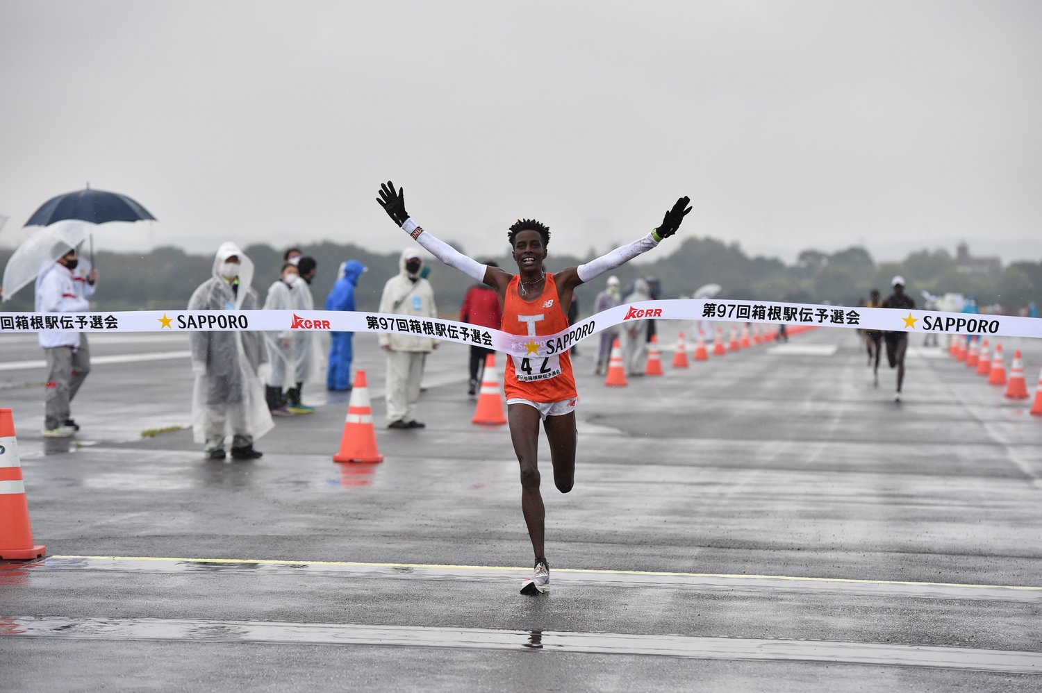 全体トップは拓大のラジニ・レメティキ（1時間0分13秒）。昨年の本選2区で区間2位Tと活躍した　©JMPA