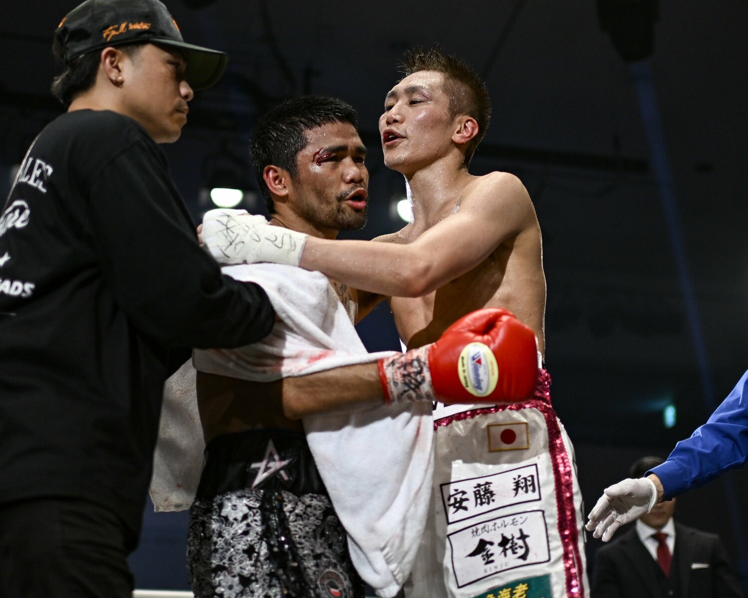 試合後、健闘を称え合う両者。タパレスは退場後も涙を流していた　©Hiroaki Finito Yamaguchi