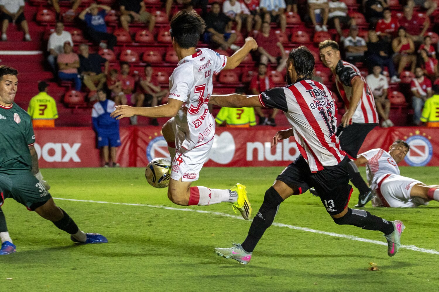 身体を投げ出しながら同点ゴールを奪った貴田遼河。アルゼンチン1部でのゴールは高原直泰以来となる約25年ぶりの快挙となった　©︎Aaajoficial