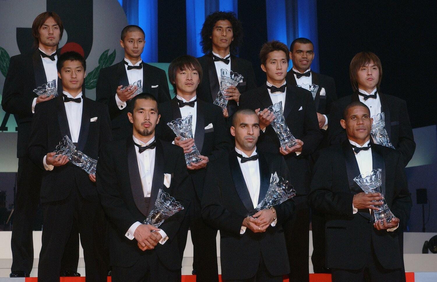 2003年のJリーグアウォーズで、ベストイレブンに選ばれたウェズレイ（前段右端）　©JIJI PRESS