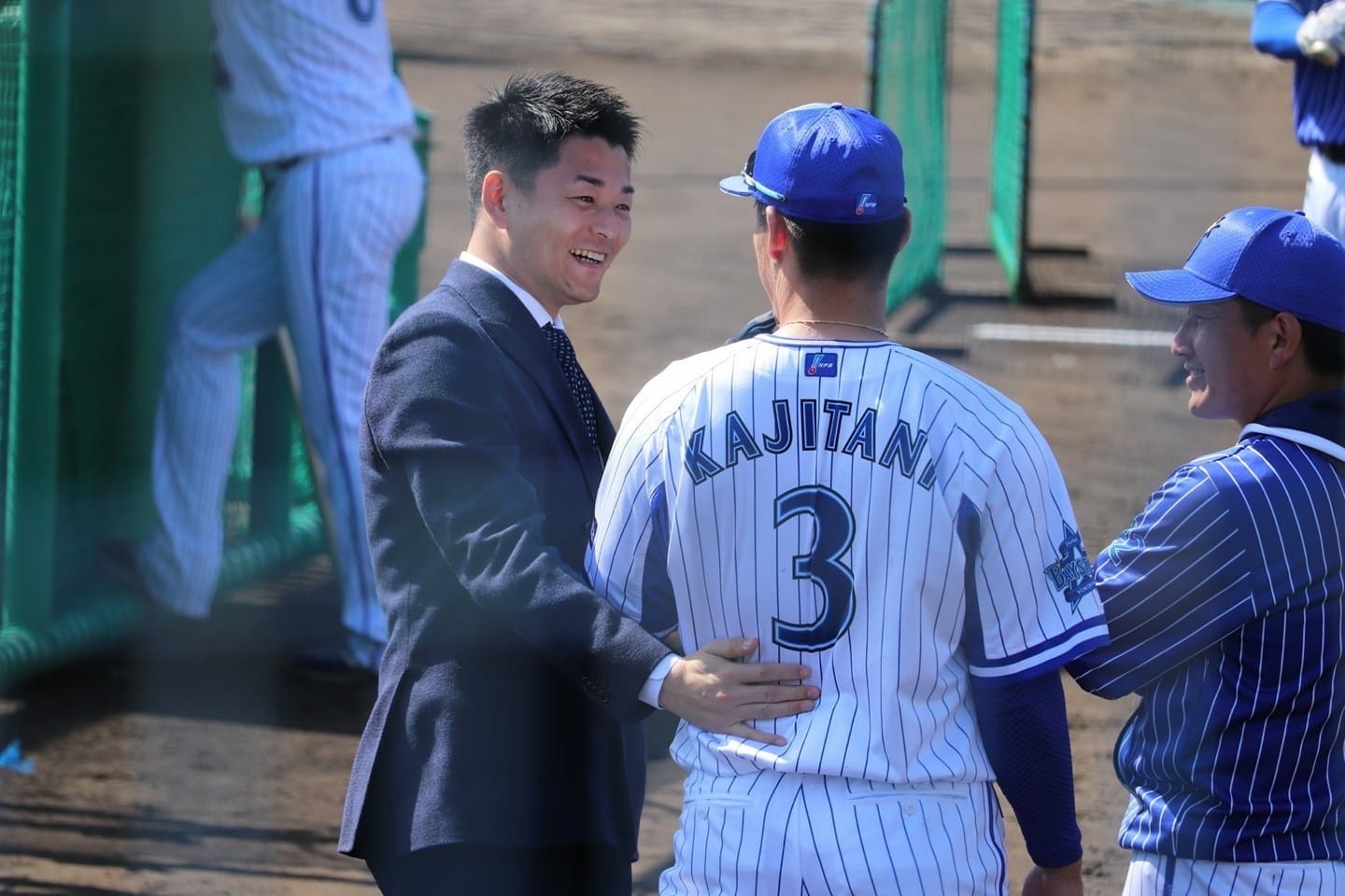 2018年の宜野湾キャンプでの(左から)筆者と梶谷、万永コーチ/筆者提供