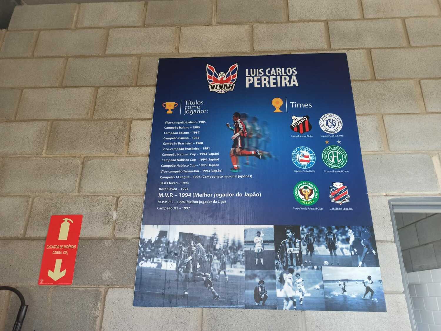 アカデミーの壁に、ペレイラのキャリアを示すプレートが掛かっていた