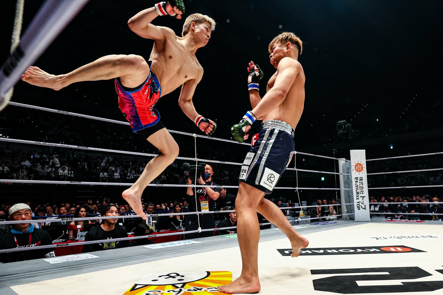 YA-MANにスーパーマンパンチを放つ三浦孝太 ©RIZIN FF Susumu Nagao