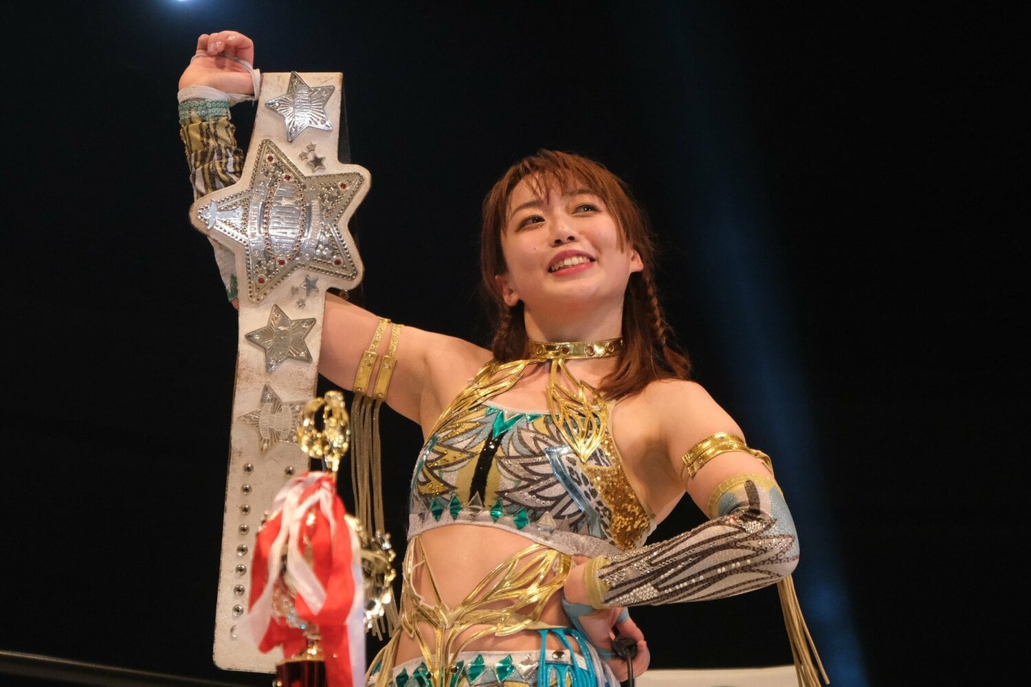 勝利した上谷は、誇らしげに白のベルトを掲げた