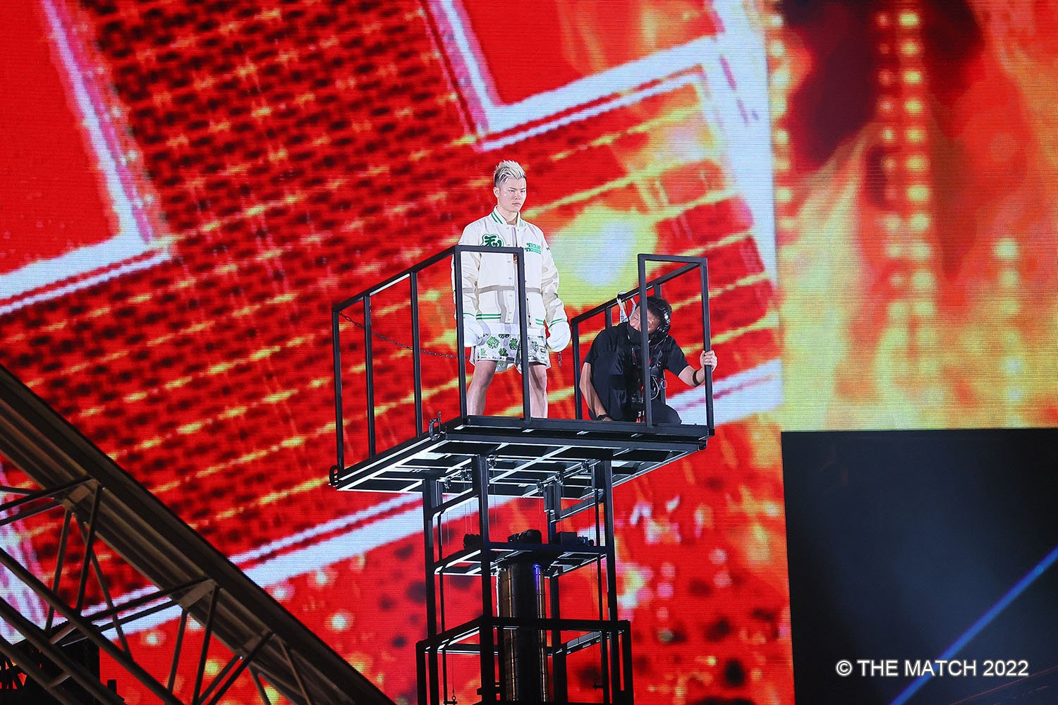 花道へ向かうゴンドラに乗る天心　©THE MATCH 2022