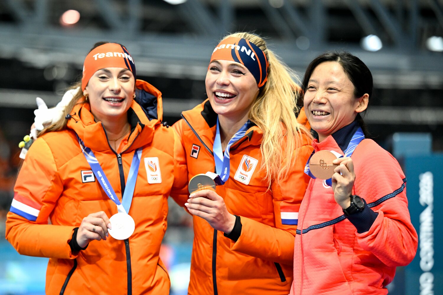 表彰台にはメイクもバッチリ直して登場したレールダム（中央）。右は高木　©Asami Enomoto/JMPA