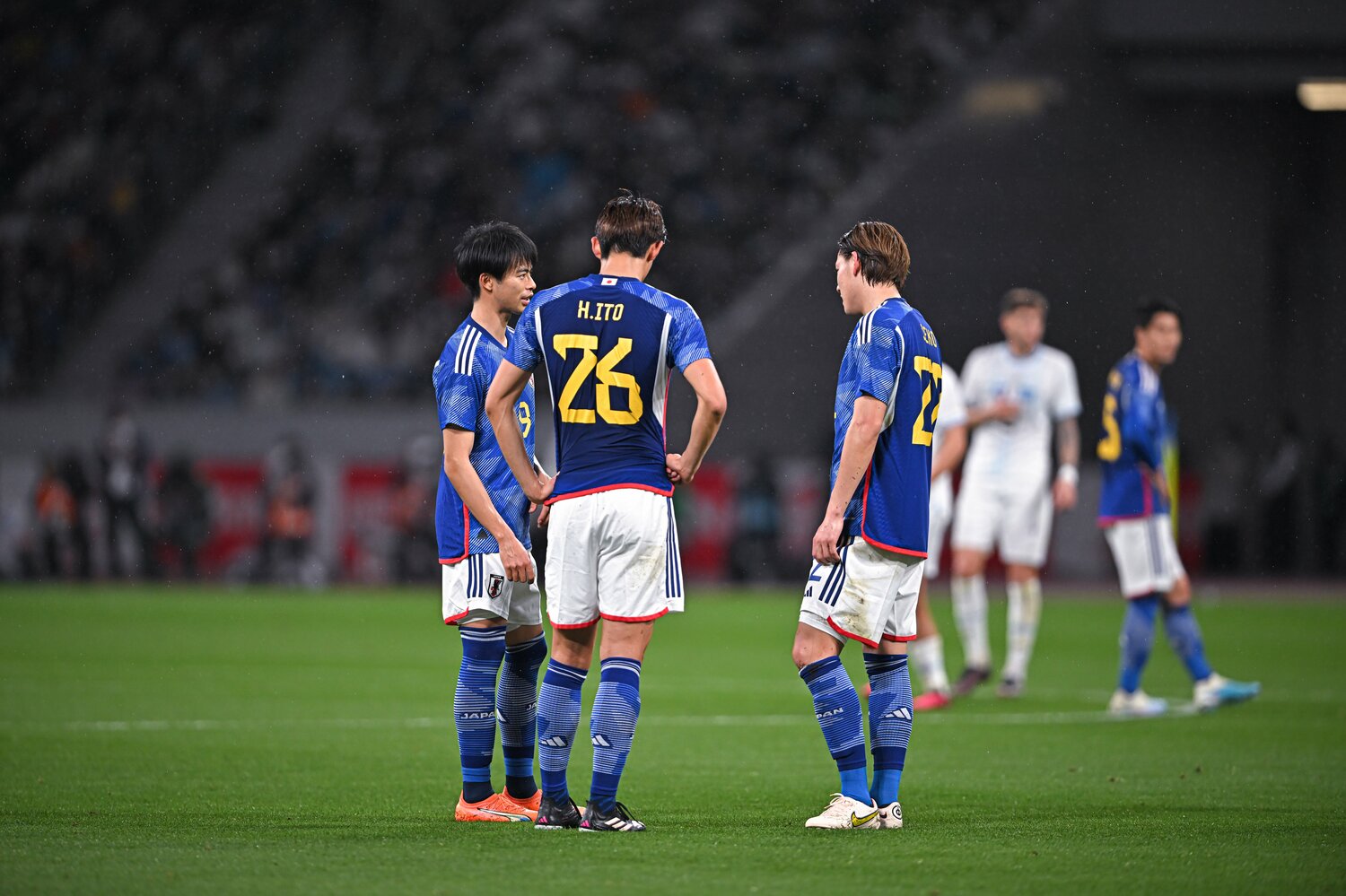 左CB瀬古歩夢、左SB伊藤洋輝と話し込む三笘薫©︎Takuya Kaneko/JMPA