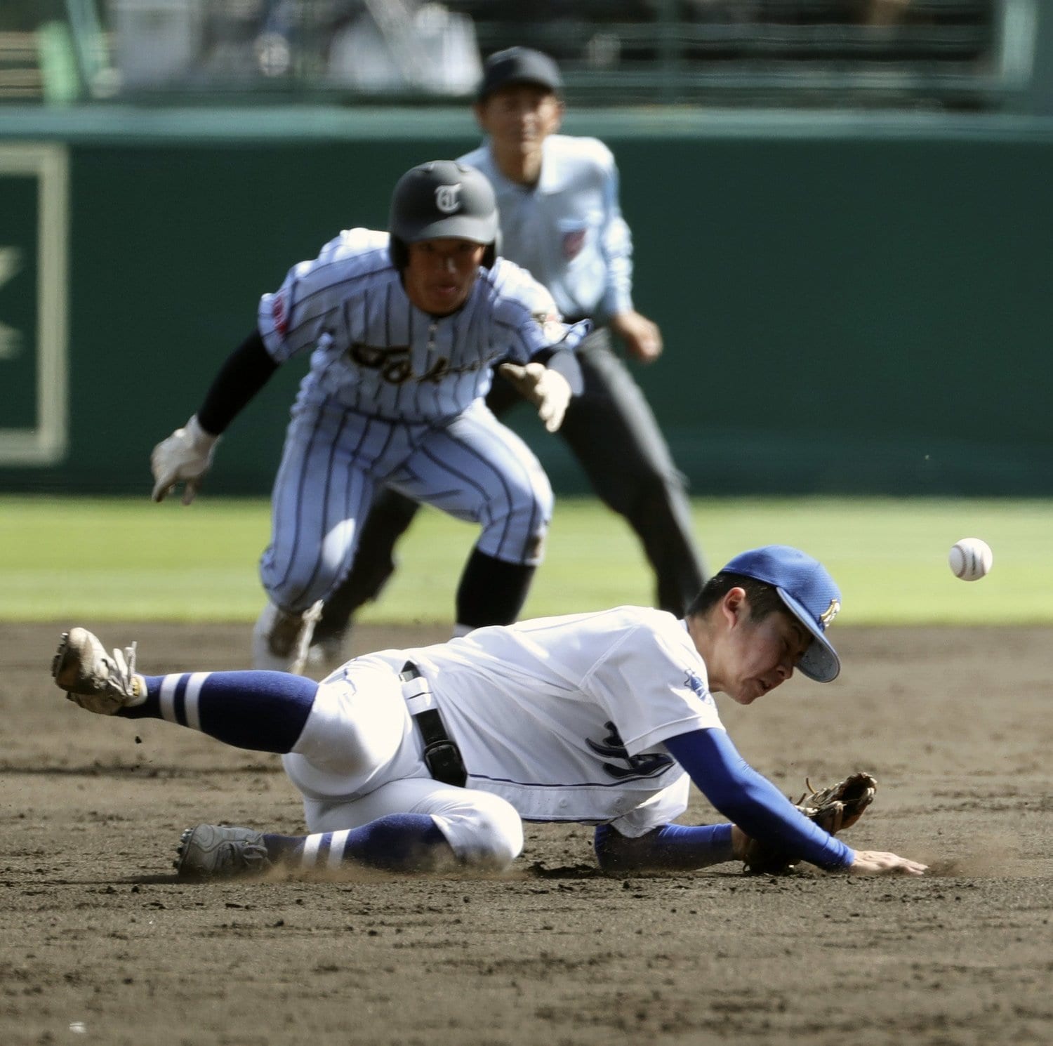 9回裏東海大相模1死満塁、3番小島大河の打球に飛びつく明豊の遊撃手幸修也。及ばずサヨナラ打となった　©KYODO