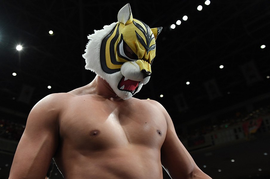 新タイガーマスクWの危険な仮面。「失敗しない男」が遭遇した問題点。＜Number Web＞ photograph by Essei Hara