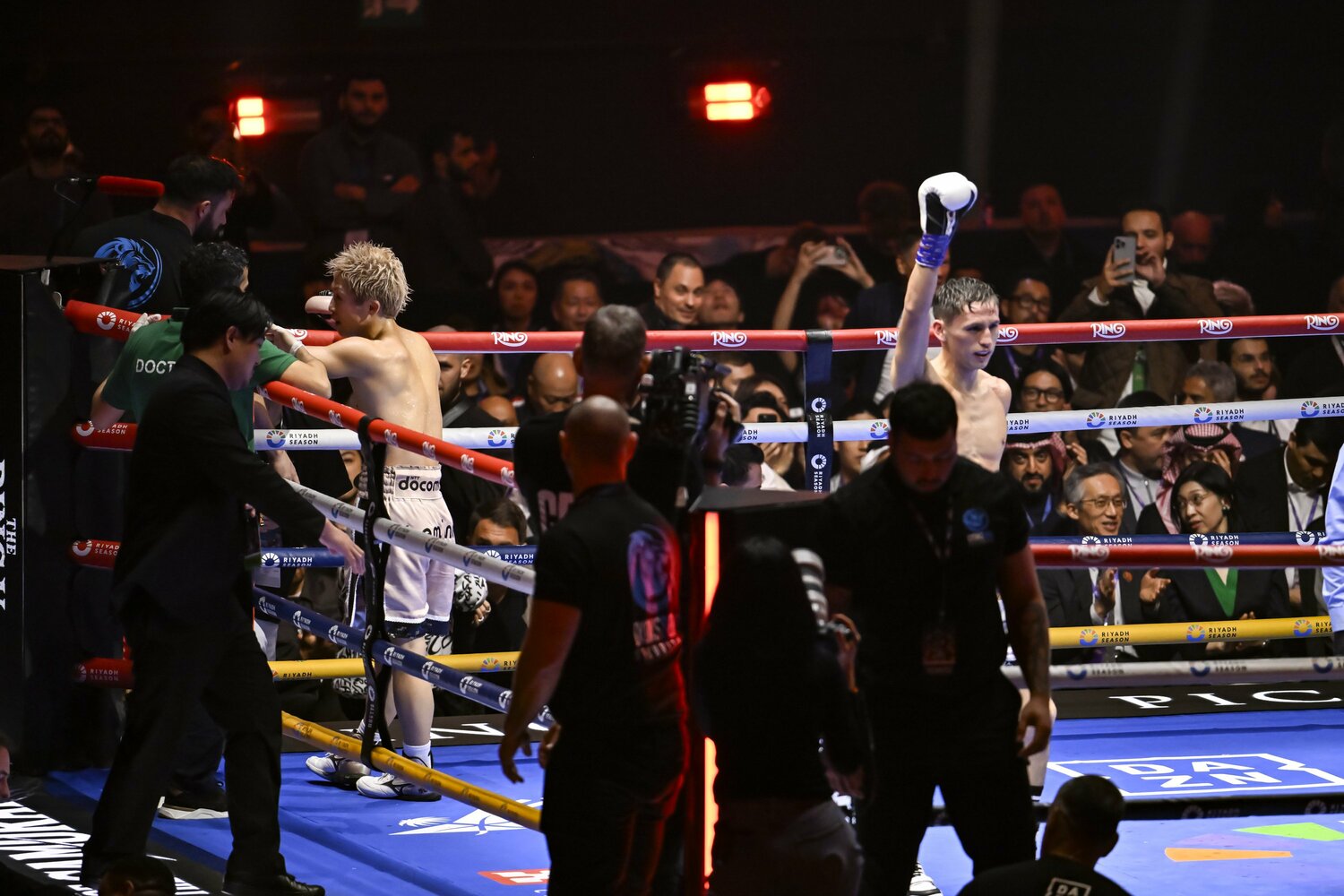試合終了後、井上尚弥の圧倒的な勝利は明らかだったが、右拳を突き上げるピカソ　©️Hiroaki Firnito Yamaguchi