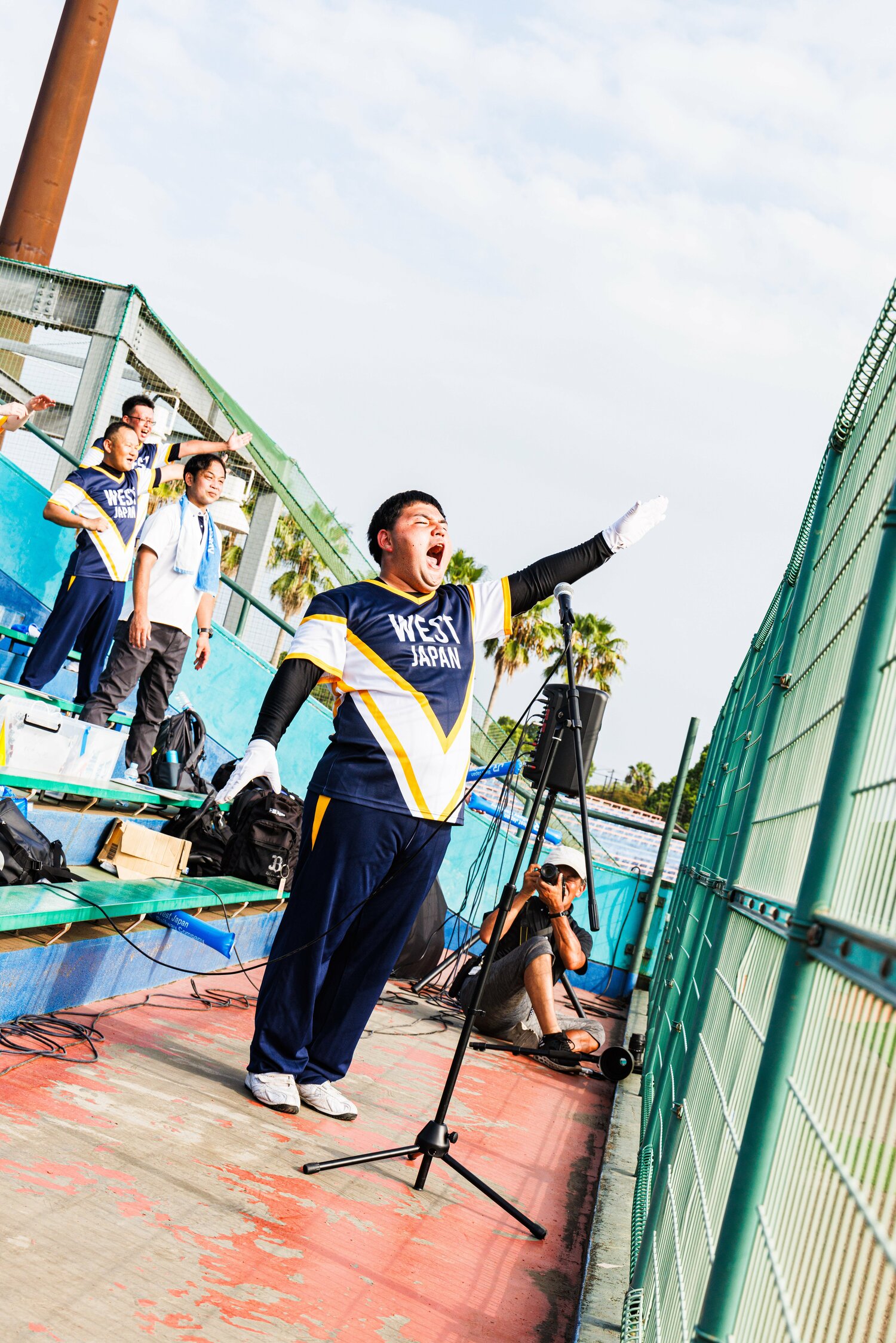 硬式野球部の試合でエール交換を行う湯原さん　©Masashi Soiri
