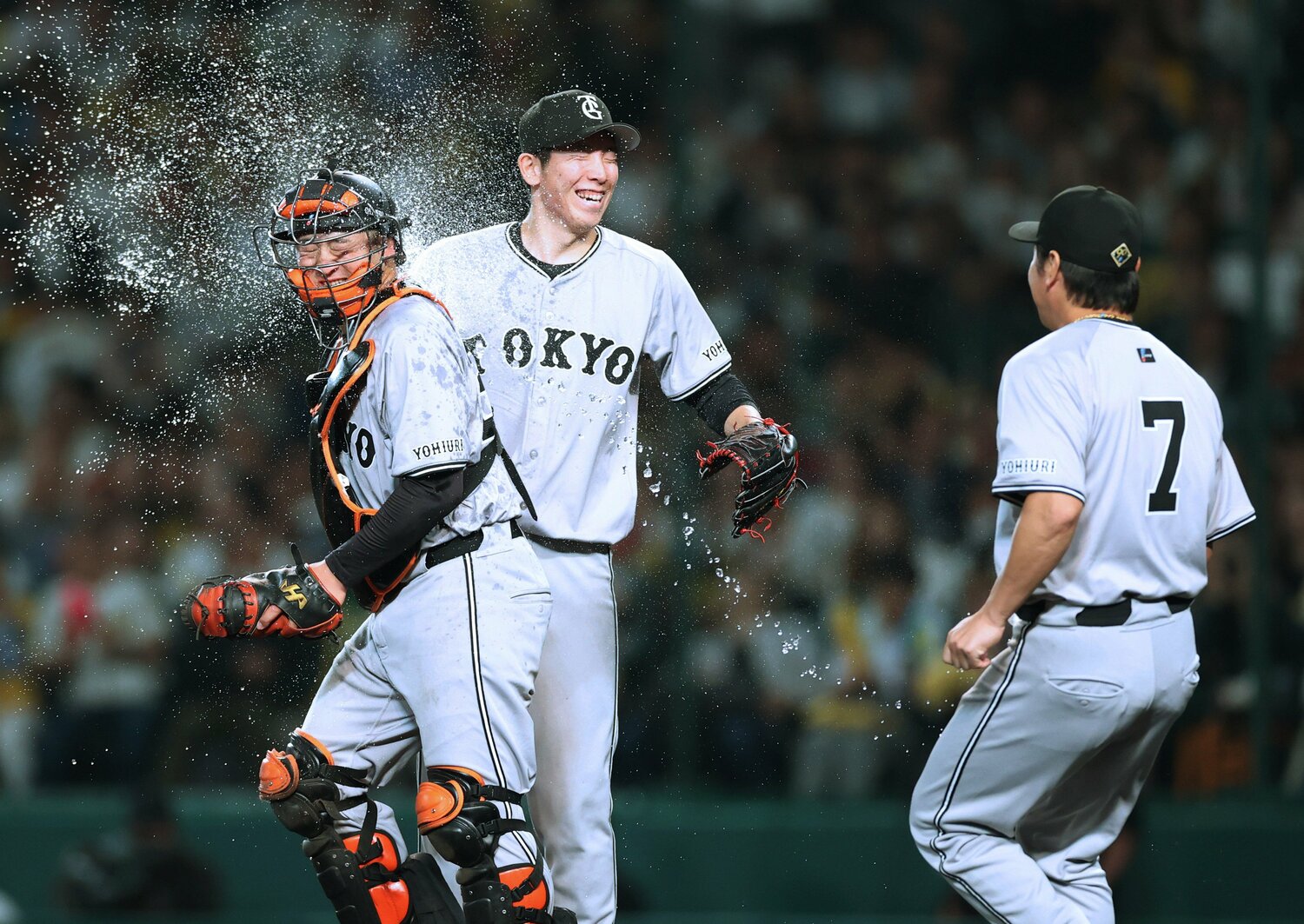 長野に水を浴びせられる戸郷と岸田　©JIJI PRESS