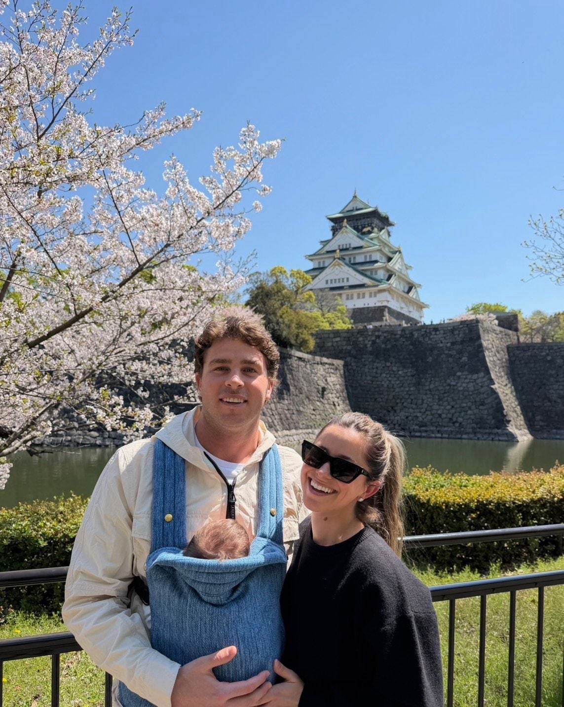 満開の桜と大阪城をバックに　©Chiba Lotte Marines