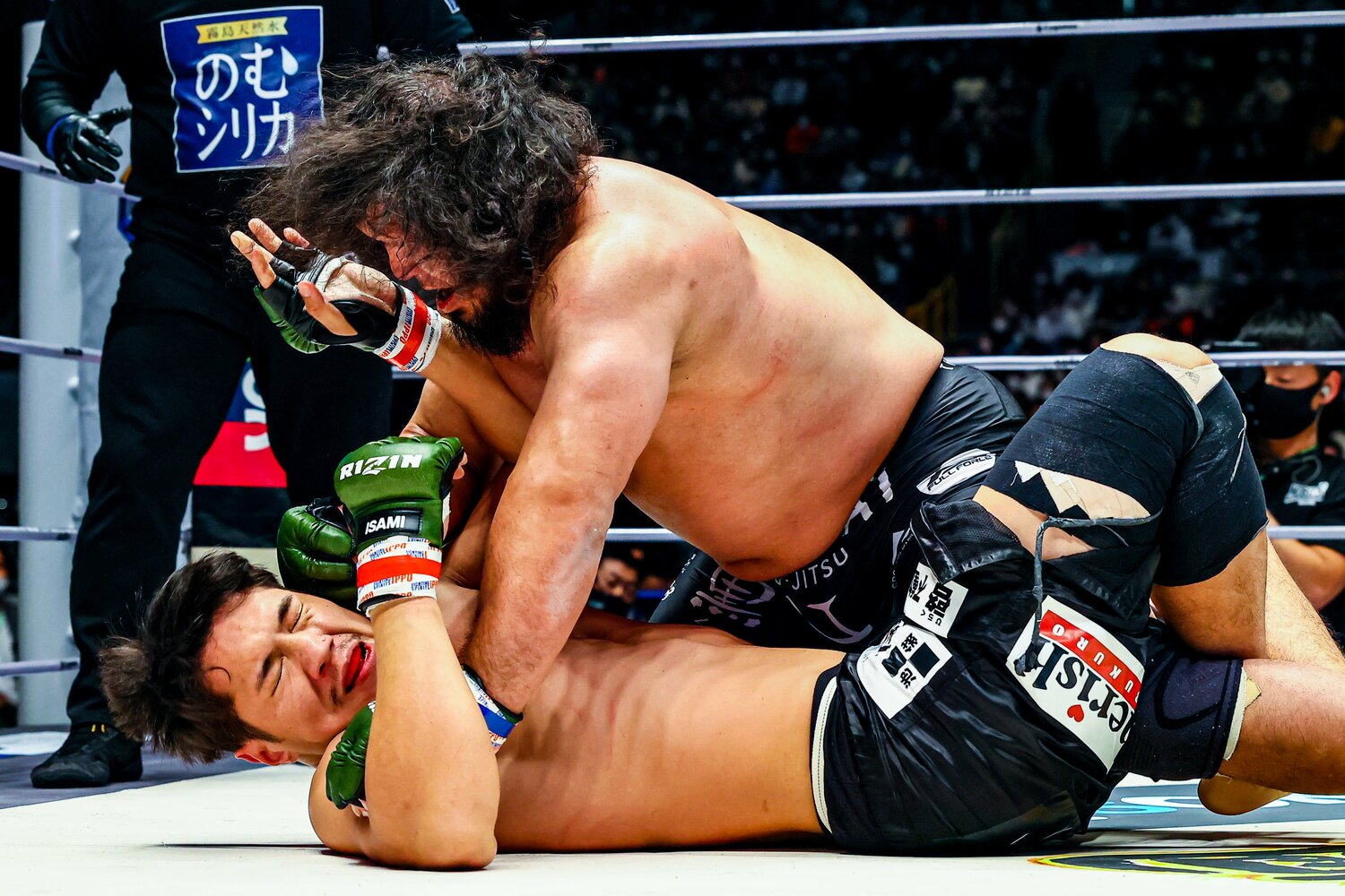 ジャーマンスープレックスをきっかけに形勢を逆転した関根は、シビサイに重たいパウンドを落としていく ©RIZIN FF Susumu Nagao