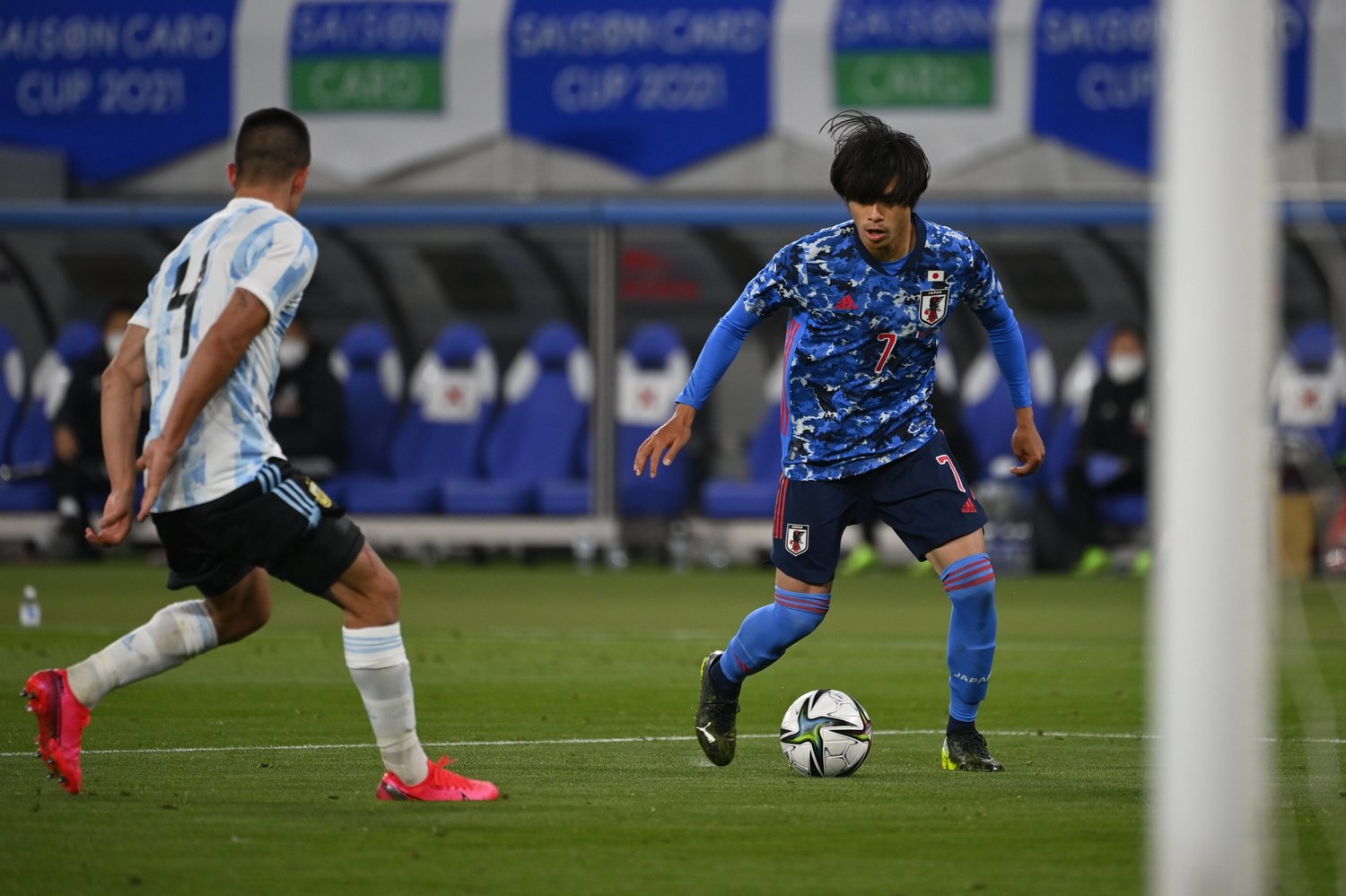 第1戦では先発出場した三笘だったが、持ち味のドリブル突破を活かしきれなかった ©JMPA