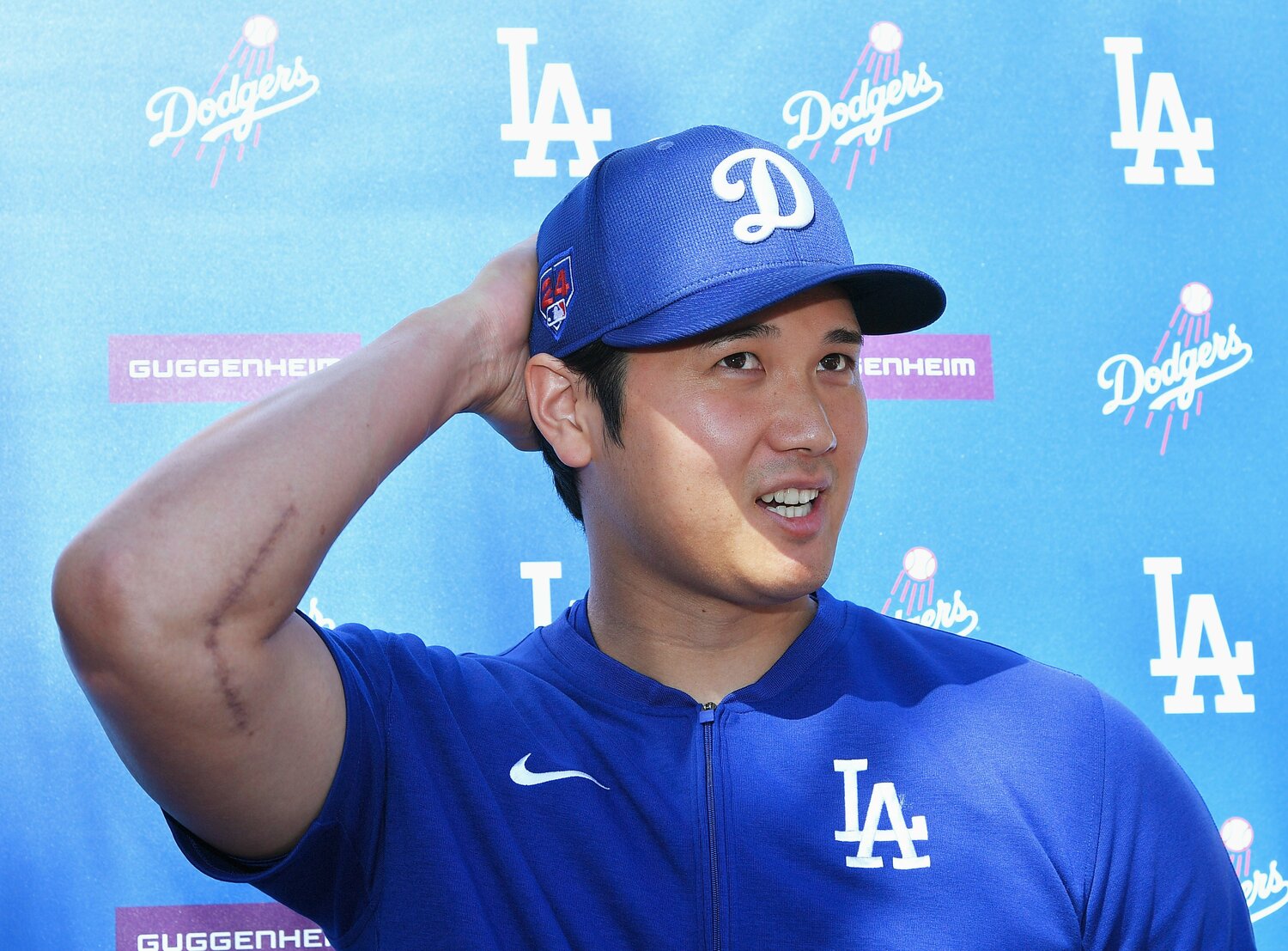 囲み取材に応じた大谷 ©JIJI PRESS