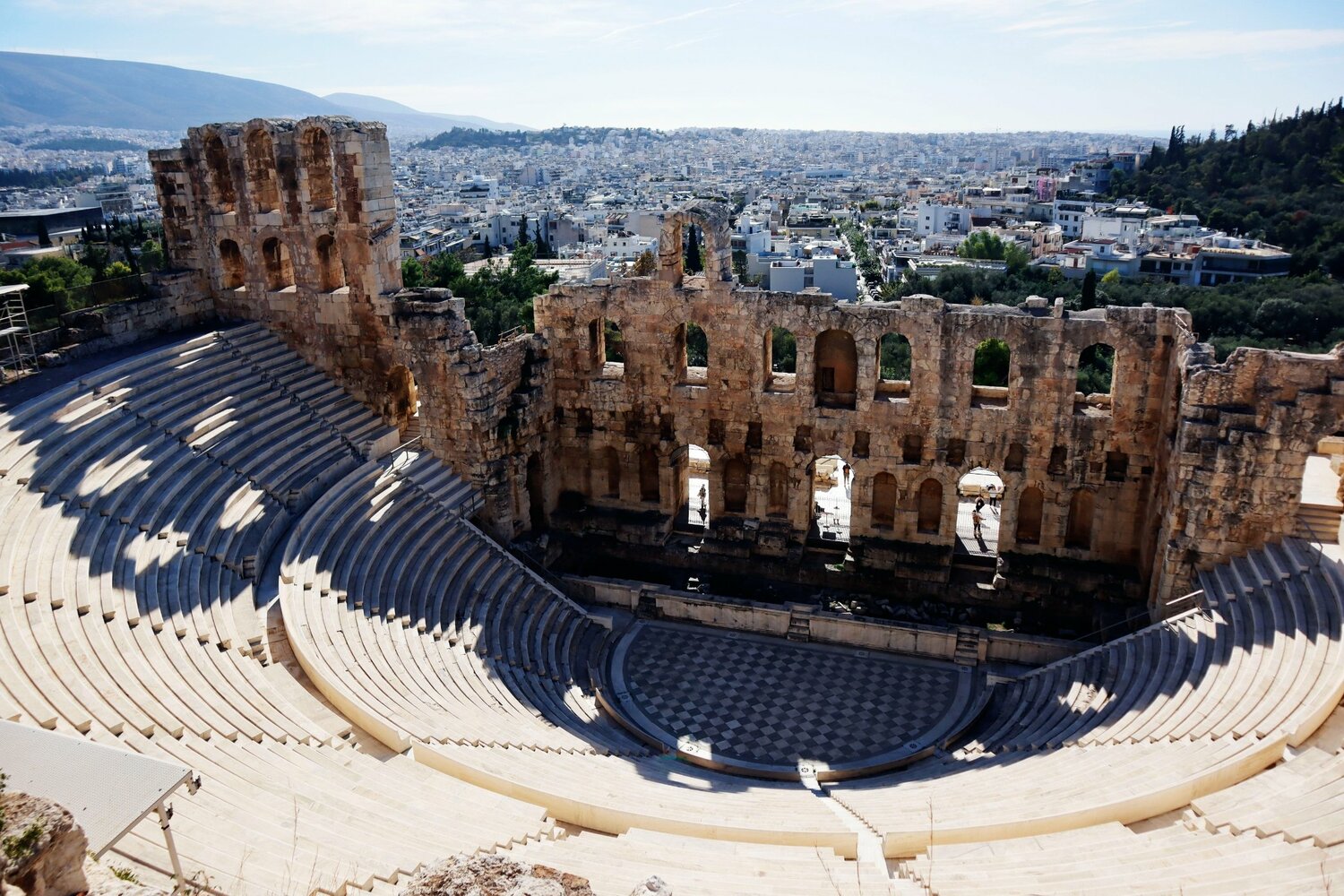 アテナイのアクロポリスにある音楽堂跡越しにアテネの街並みが広がる
