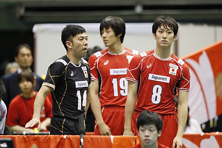 リオ五輪世界最終予選で戦況を見守る柳田（右）と酒井　©︎AFLO SPORT