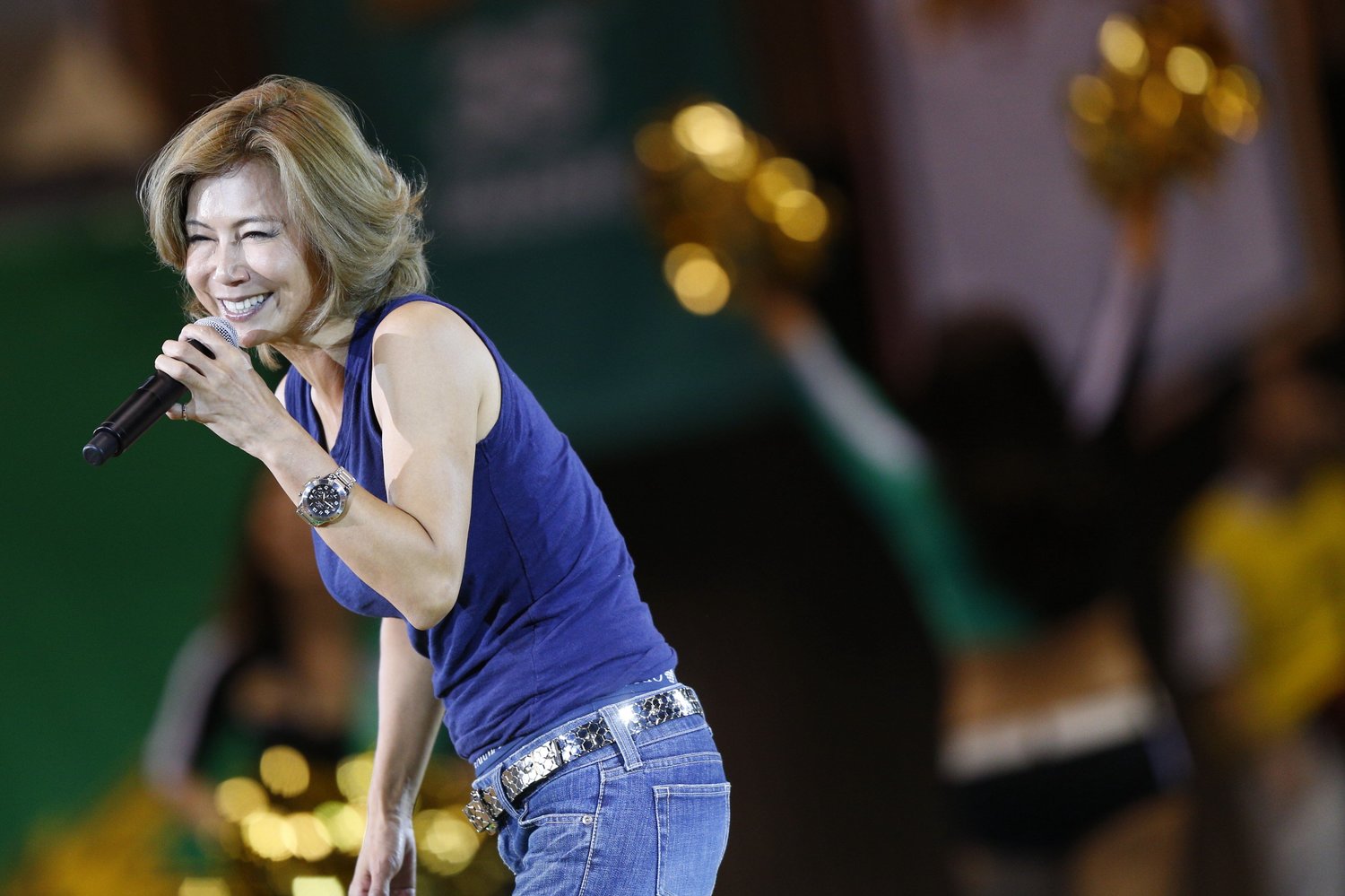 スポーツイベントで熱唱する中村あゆみ(2013年撮影)