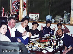 2000年に招聘したアンドレイコーチ（左端）を田中家に招いてのワンカット。ピースサインの子供たちは左から和仁、佑典、理恵。 