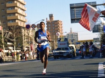 「外人ではなく“害人”だ」という苦情も…箱根駅伝で“留学生ランナー”が禁じ手だった頃「部員の鑑だったオツオリ伝説」＜Number Web＞ photograph by AFLO