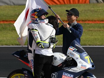 カタールの悪夢を振り払い、佐々木歩夢がMoto3最終戦で正々堂々の今季初勝利！ 加藤大治郎の日章旗とウイニングランで来季はMoto2へ＜Number Web＞ photograph by Satoshi Endo