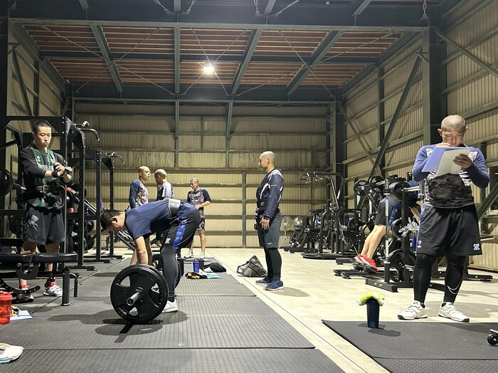 「丸刈りに戻しました。批判されるかもですが」甲子園優勝→母校監督になった36歳が“上下関係は必要派”なワケ「ただ寮生活はユルいです」＜Number Web＞ photograph by Jun Aida