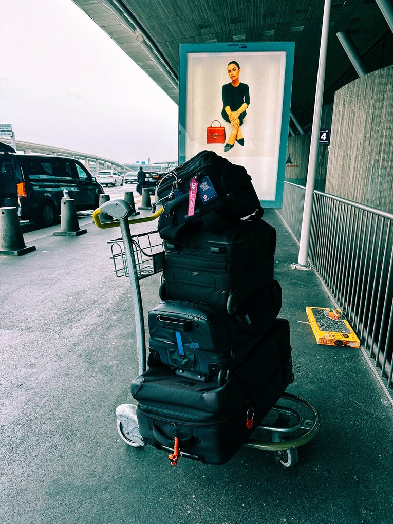 Mくんがカートに荷物を積んで待ってくれていた　©Kiichi Matsumoto