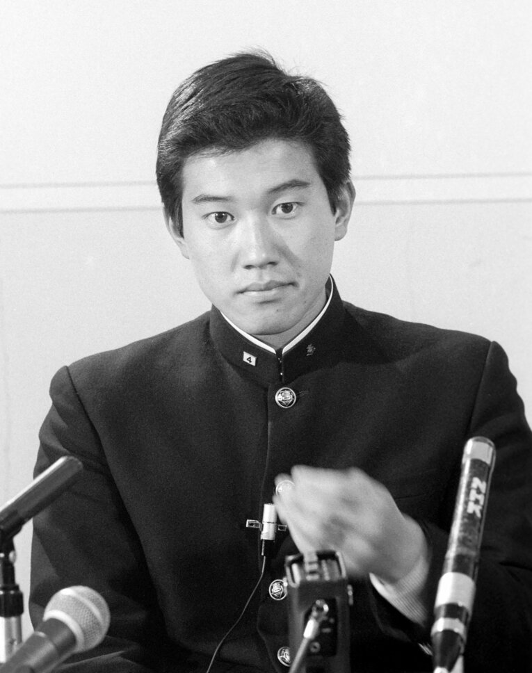 原辰徳18歳、1976年ドラフト会議日の様子。東海大学への進学を早くから表明していたこともあり全球団が指名を回避　©KYODO