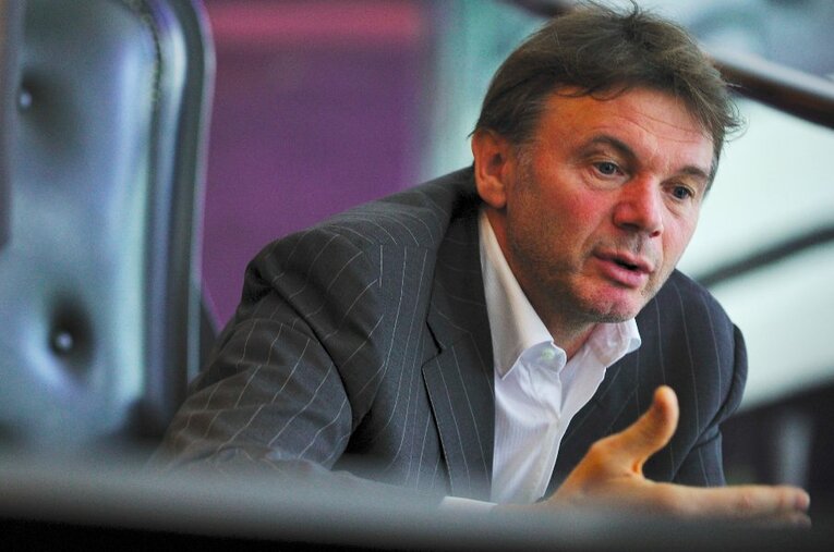 モロッコと日本をそれぞれ評価しながら、トップ10はまだ遠いと論じたトルシエ ／ photograph by Takuya Sugiyama