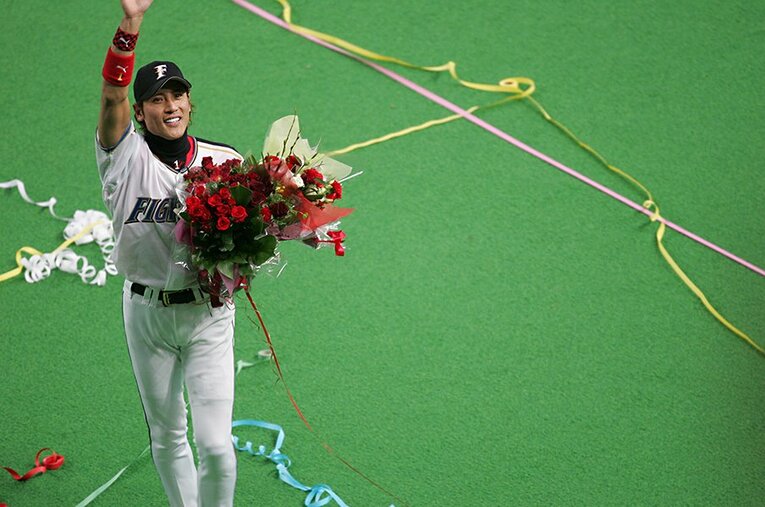 2006年、自身初出場となった日本シリーズで日本一を達成。この年で現役を退いたが、監督として再びファイターズのユニフォームを着ることになった ／ photograph by Tamon Matsuzono