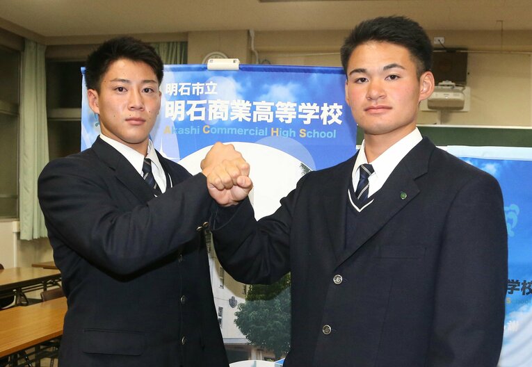 高校3年の10月、ドラフトで指名を受けた来田と中森　©JIJI PRESS　