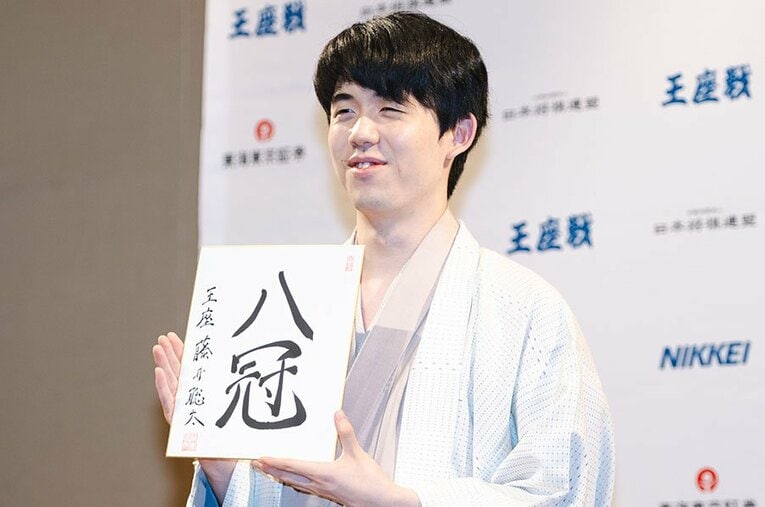 10月に将棋のタイトル八冠を手に入れた藤井聡太。八冠となるまでタイトル戦で何を食べ、飲んできたのか ／ photograph by Keiji Ishikawa