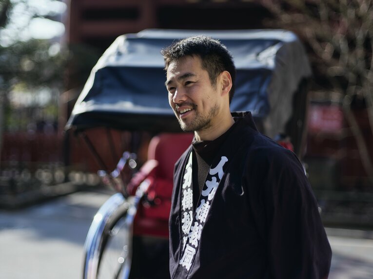 【人力車でバーチャル浅草さんぽ】元ラグビー日本代表…ムキムキの児玉健太郎さんが引く人力車で浅草を回った気になれる！　人力車夫のお仕事風景を見る　©︎Yuki Suenaga