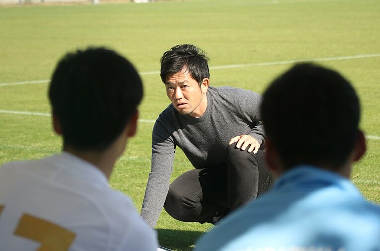 監督就任14年目、興國高校を初の高校選手権出場に導いた内野智章監督。ここ数年は多くのJリーガーを輩出している。 ／ photograph by Takahito Ando