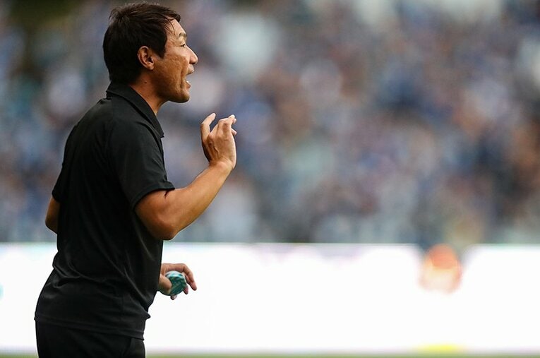 浅田飴を手に熱血指導する片野坂監督　©J.LEAGUE