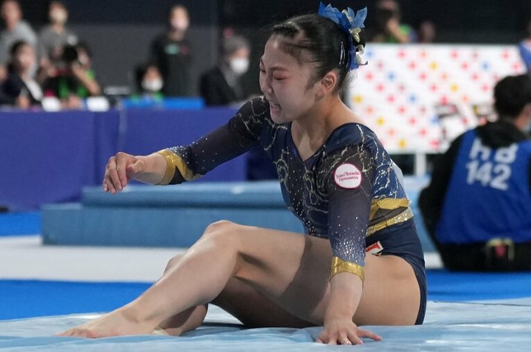 全日本選手権の平均台の着地に失敗した山口幸空。左膝前十字靱帯損傷の怪我を負った ／ photograph by JIJI PRESS