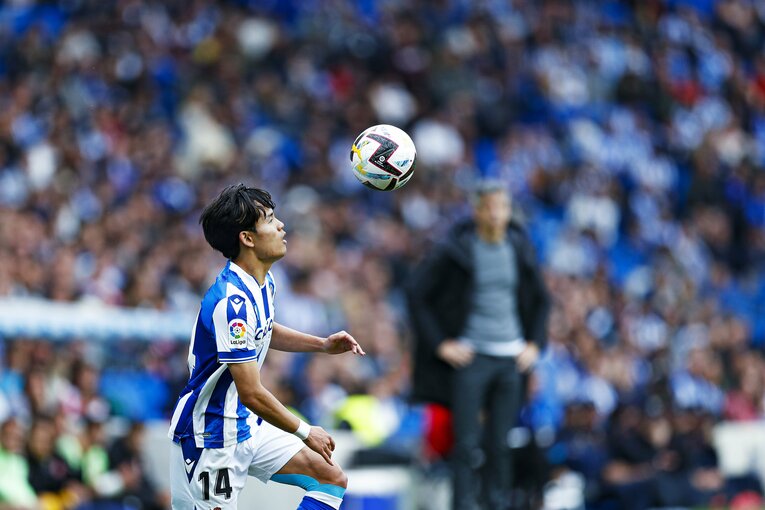 久保建英PK獲得＋シルバに絶妙アシストもドローに落胆　だが翌朝「クボ表紙の新聞」を持った地元のおじさんが…カメラマンは見た(27)