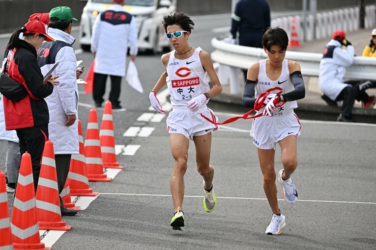 もともと復路の勝負手として8区に起用された阿部だっただけに異変は明らかだった。藤原監督も途中から「ゆっくり行こう」と温かい声をかけた　©Naoya Sanuki