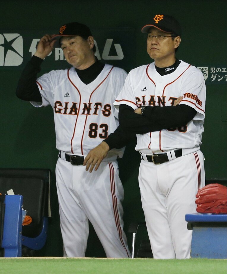 ヘッドコーチ時代、岡崎郁は原辰徳から指示を受け、サインを出していた ©JIJI PRESS