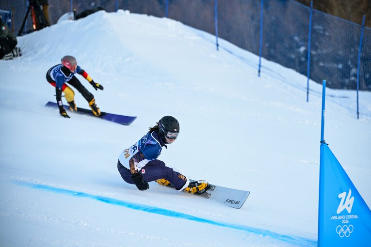 スノーボードパラレル大回転予選を滑る三木つばき　©Nanae Suzuki/JMPA