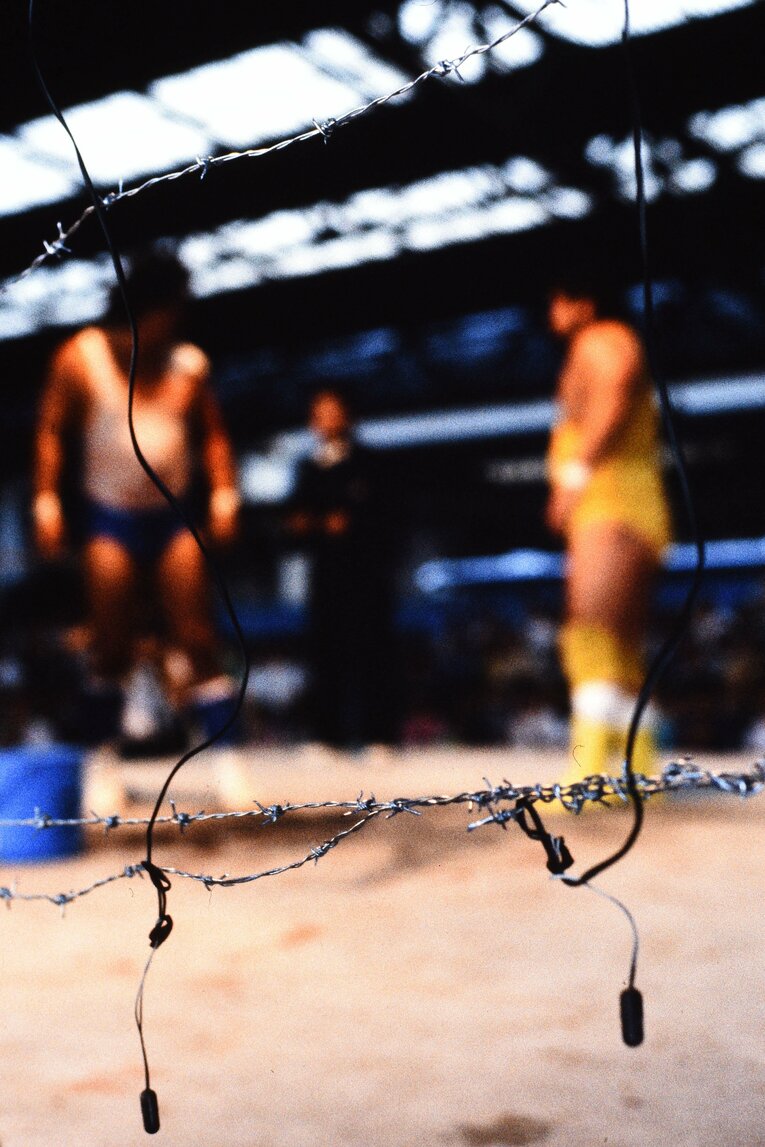 有刺鉄線に取り付けられたプラスチック小型爆弾（クリックすると「この記事の写真」に飛びます。流血等の過激な写真を含みますのでご注意ください）