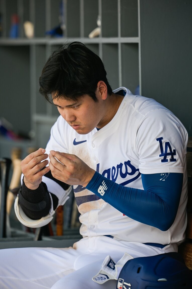 爪？コンタクトレンズ？　何かを凝視している…テレビに映らないベンチでの大谷　©Nanae Suzuki